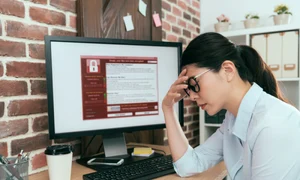 Atac cibernetic computer companie birou munca criptare angajat suparat FOTO Shutterstock