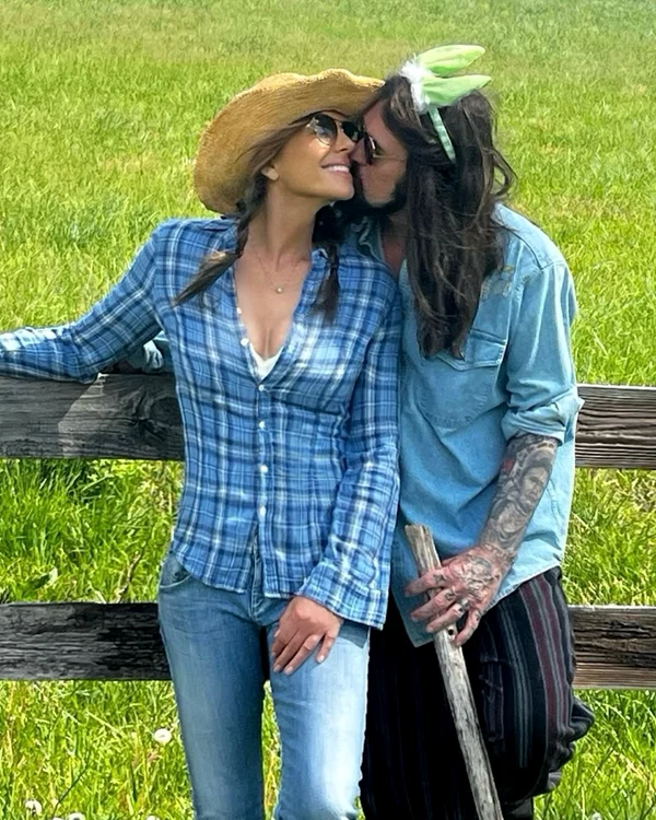 Elizabeth Hurley cu Billy Ray Cyrus png