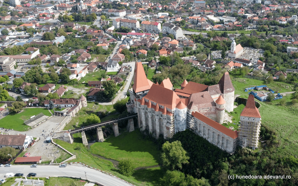 Castelul Corvinilor își dezvăluie secretele. Descoperire importantă în subsolurile cetății din Hunedoara VIDEO