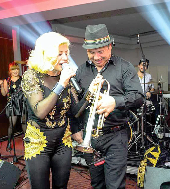 Şi-a mascat şoldurile,  dar a uitat de burtică