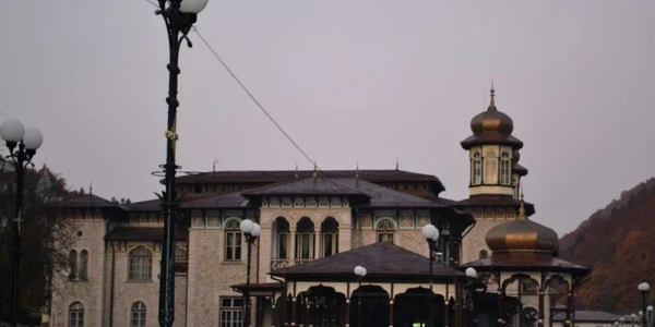 Mitropolia Moldovei şi Bucovinei îi ameninţă cu amenzi pe turiştii care-i calcă pădurea la Slănic Moldova FOTO Mircea Merticariu
