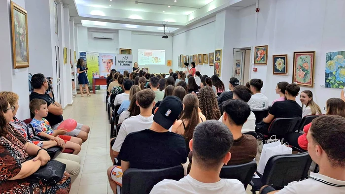 La întâlnirea cu mediull dermatolog au venit zeci de adolescenți FOTO: FB/Biblioteca Județeană Olt