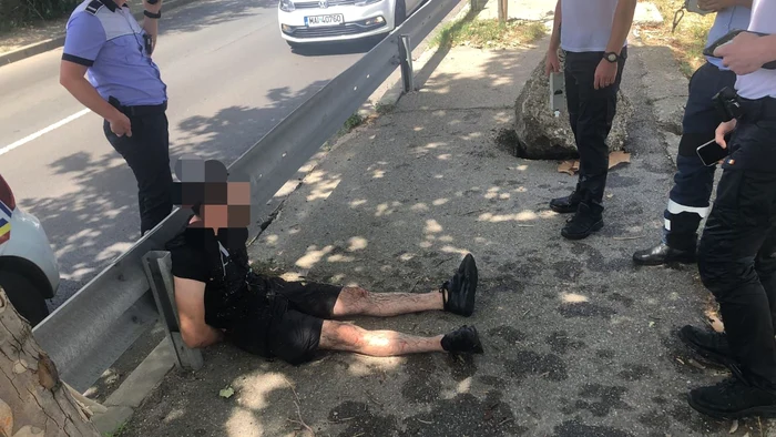 Șoferul a fost salvat de polițști din râul Dâmbovița FOTO: Brigada Rutieră