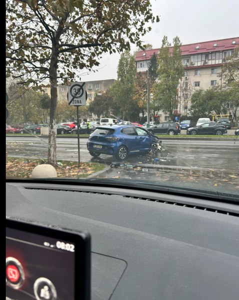 O șoferiță de 66 de ani s-a răsturnat cu maşina după ce a lovit un stâlp pe Bulevardul Constantin Brâncoveanu, din București