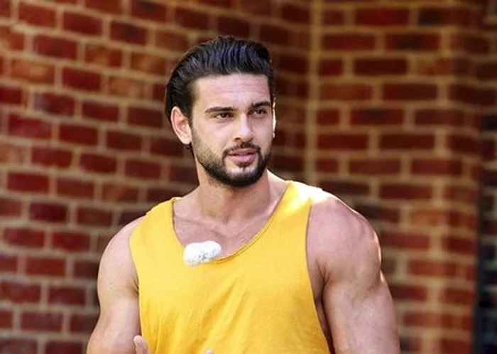 
    Dorian era nemulțumit de golurile inestetice de la nivelul bărbii sale Foto Instagram  