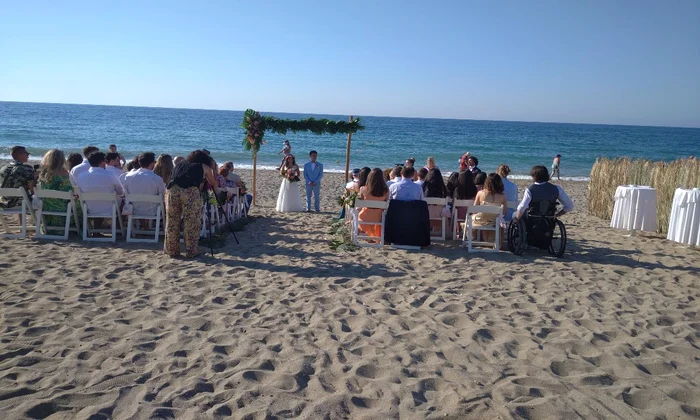 Poza de cover  Iti doresti sa arati impecabil si sa te bucuri de mai mult confort la propria nunta pe plaja  Descopera aici sfaturi si idei de tinute potrivite! Nunta pe plaja in Grecia, invitati jpg