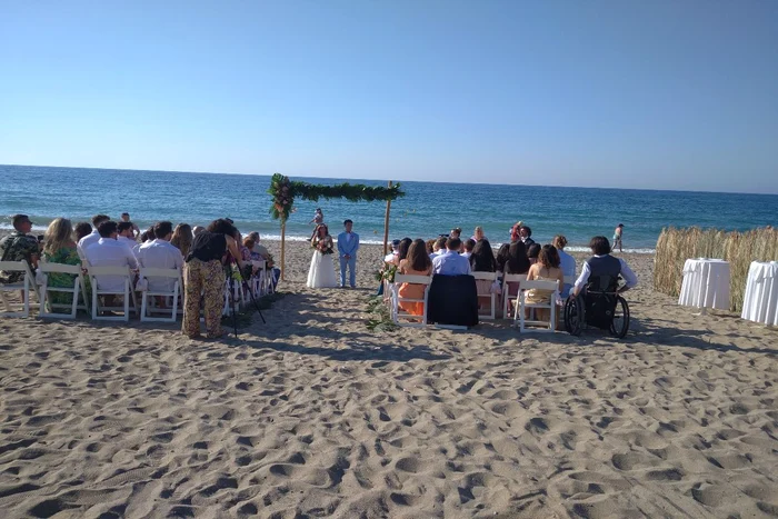 Poza de cover  Iti doresti sa arati impecabil si sa te bucuri de mai mult confort la propria nunta pe plaja  Descopera aici sfaturi si idei de tinute potrivite! Nunta pe plaja in Grecia, invitati jpg