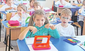 Şcolarii din clasa întâi învaţă să scadă cu ajutorul abacelor jpeg