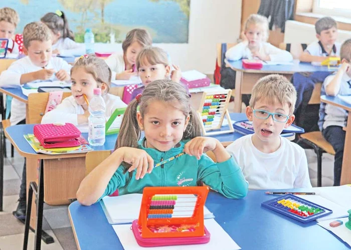 Şcolarii din clasa întâi învaţă să scadă cu ajutorul abacelor