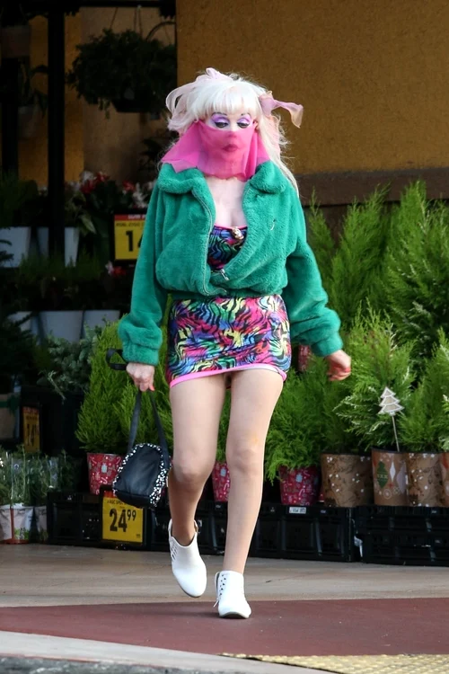Angelyne, îmbrăcată într-o rochie mini colorată