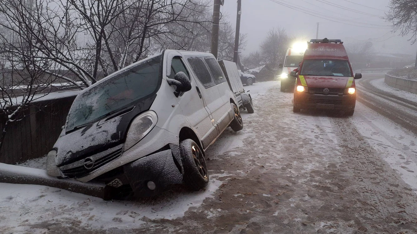Mașina a ieșit de pe carosabil. FOTO FB Iași Life