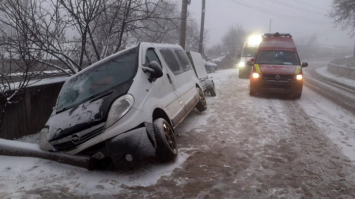 Un microbuz care efectua curse internaţionale, implicat într-un accident la Iași. Doi oameni au fost răniți