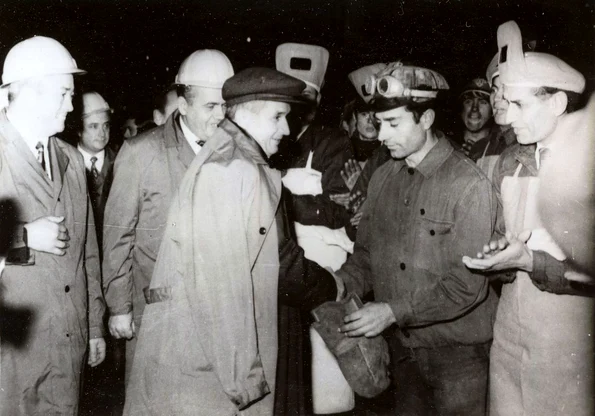 Nicolae Ceauşescu în mijlocul minerilor din Valea Jiului, la 15 septembrie 1972 (© „Fototeca online a comunismului românesc”, cota: 8/1972)