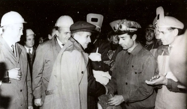 Nicolae Ceauşescu în mijlocul minerilor din Valea Jiului, la 15 septembrie 1972 (© „Fototeca online a comunismului românesc”, cota: 8/1972)
