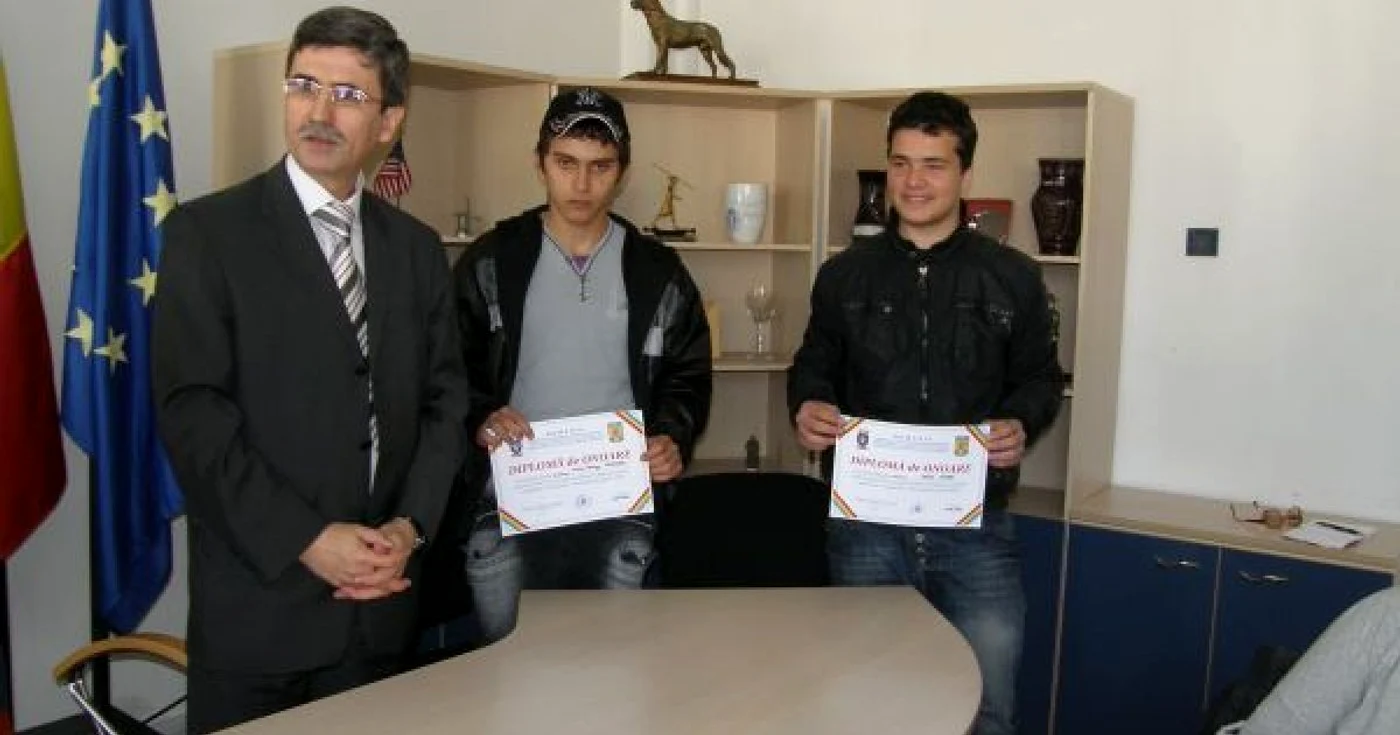 Cei doi elevi au primit diplome de onoare din partea Poliţiei. Foto:Simona Suciu