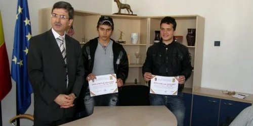 Cei doi elevi au primit diplome de onoare din partea Poliţiei. Foto:Simona Suciu