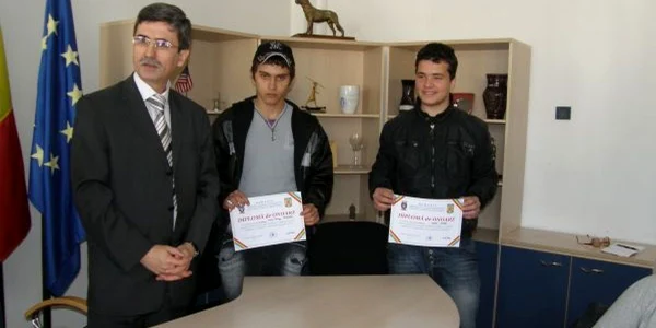 Cei doi elevi au primit diplome de onoare din partea Poliţiei. Foto:Simona Suciu