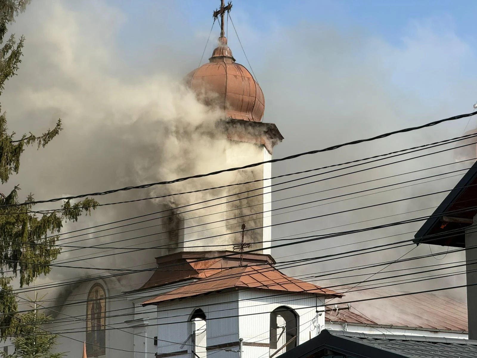 Incendiu puternic la o biserică situată pe DN1, județul Prahova : 120 de persoane s-au evacuat