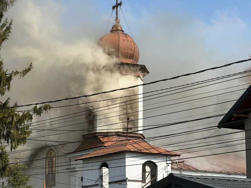 Incendiu puternic la o biserică monument istoric din Prahova: 120 de persoane s-au evacuat. Lăcașul a fost pictat de Nicolae Grigorescu