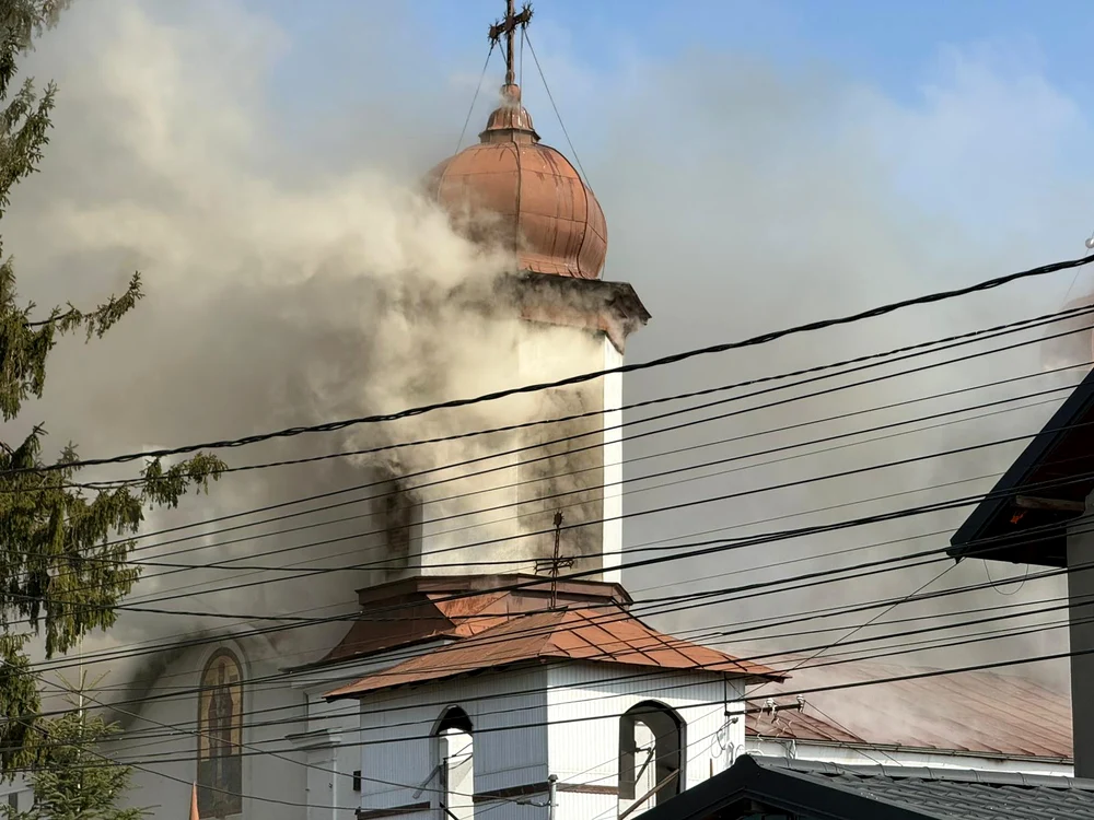 Incendiu la Biserica Puchenii Mari FOTO: ISU Prahova