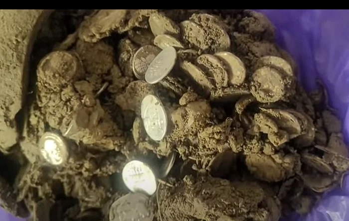 Comoara găsită de cei doi. FOTO captură YouTube Observatorul Prahovean