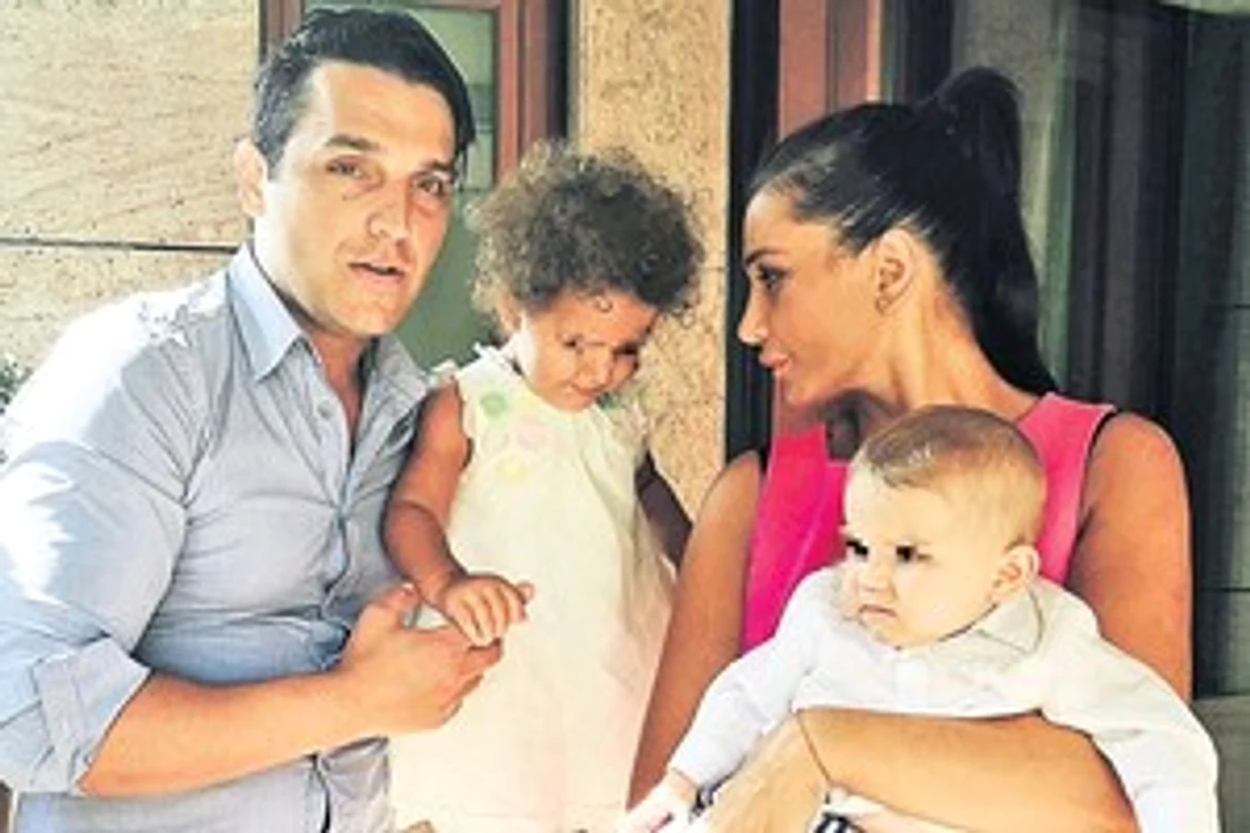 
    Clădirea în care EBa și familia sa locuiesc are pază permanentă și camere de supraveghere  