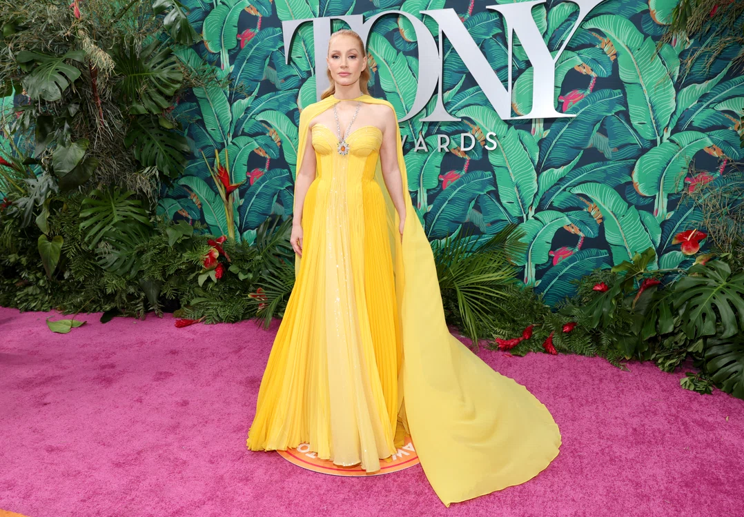 Jessica Chastain, într-o rochie galbenă, la Premiile Tony 2023