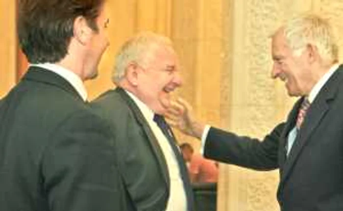 Joseph Daul, (stânga) şi preşedintele Parlamentului European , Jerzy Buzek, au fost bine dispuşi la Bucureşti