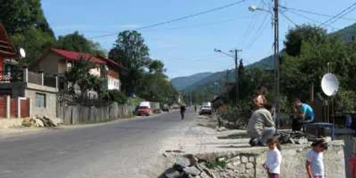 Sătenii din Glod vând piatră cioplită ca să trăiască