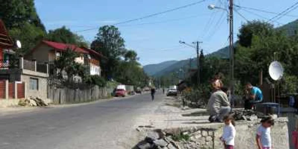 Sătenii din Glod vând piatră cioplită ca să trăiască
