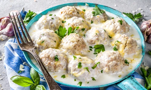 Chiftele in sos de smantana  Sursa foto shutterstock 1883945716 jpg