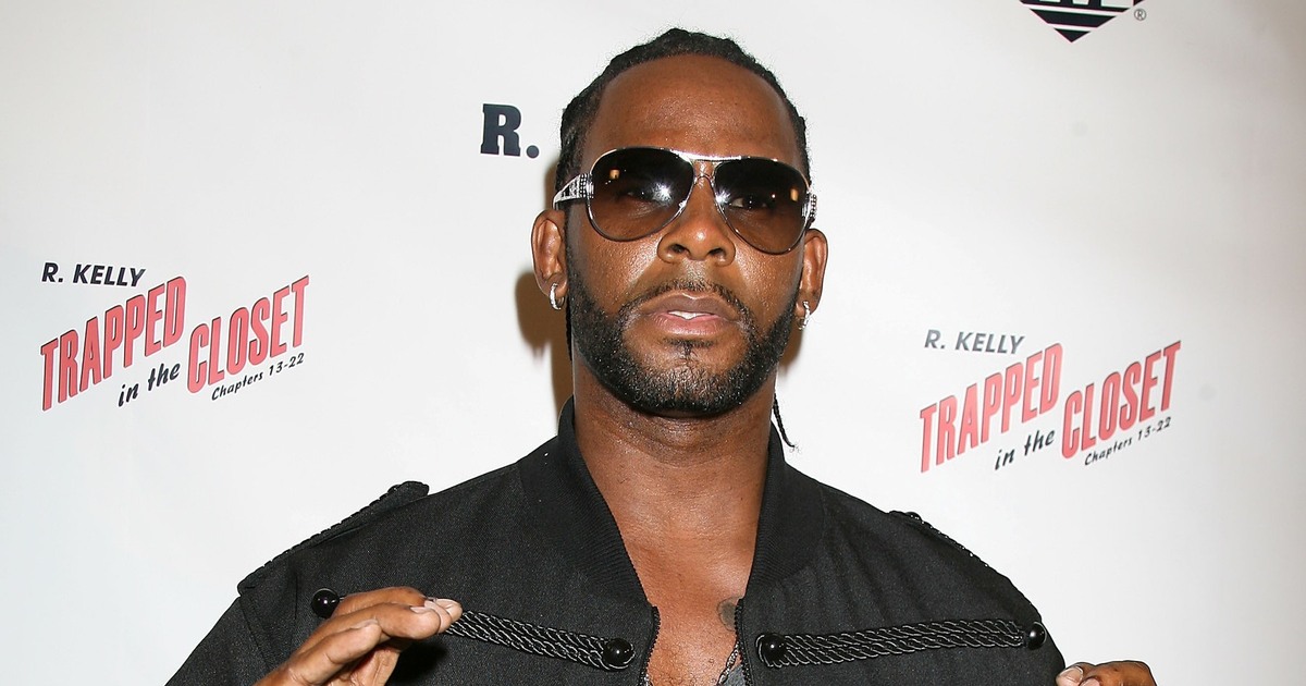 R.Kelly îşi abuza crunt victimele. Una dintre fete mărturiseşte că ...