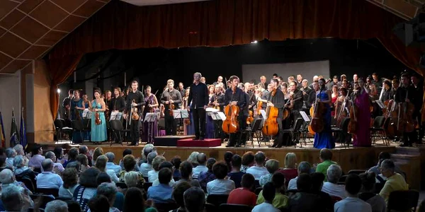 Orchestra Romana de Tineret dirijor Cristian Mandeal foto virgil oprina