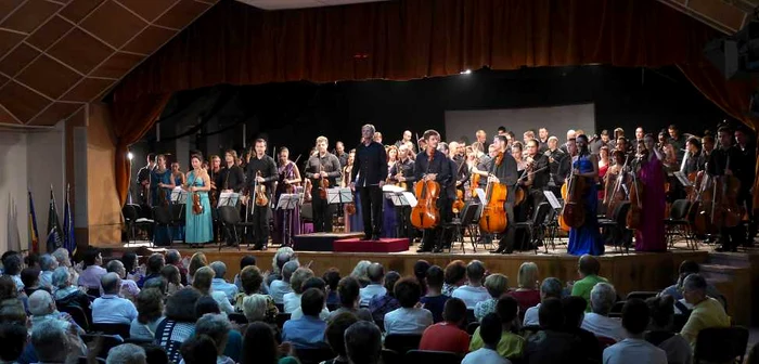 Membrii Orchestrei Române de Tineret, alături de dirijorul Cristian Mandeal FOTO Virgil Oprina