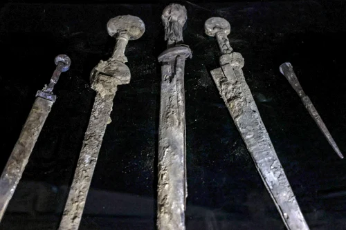 Săbii din epoca romană descoperite în Israel Foto AFP 2 jpg