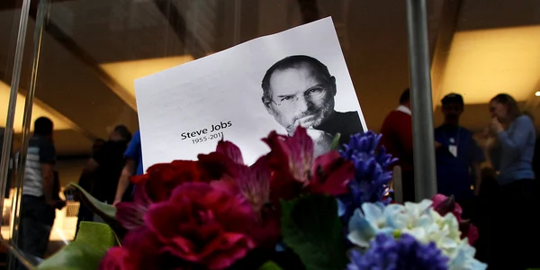 Steve Jobs a murit