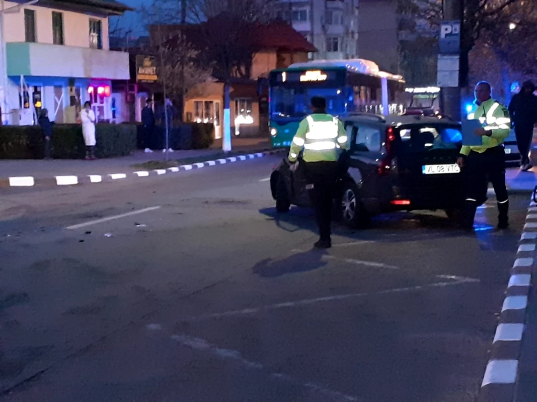 Straniu accident pe o străduţă de cartier din Râmnicu Vâlcea soldat cu trei victime dintre care una încarcerată Foto ISU Vâlcea