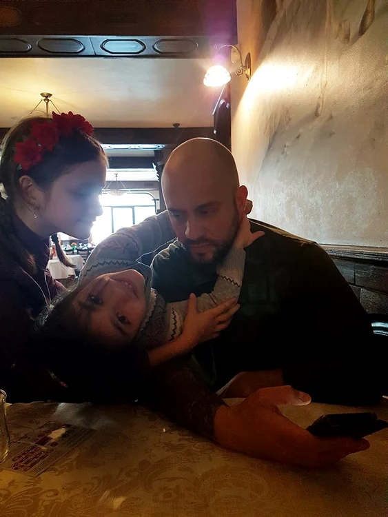 Fratele Monicăi Anghel şi soţia lui raluca mai au două fetiţe