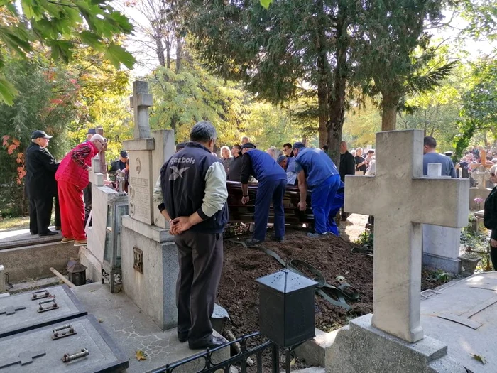 Sicriul Tamarei Buciuceanu a fost coborât în groapă, în lacrimile familiei şi celor care au preţuit-o