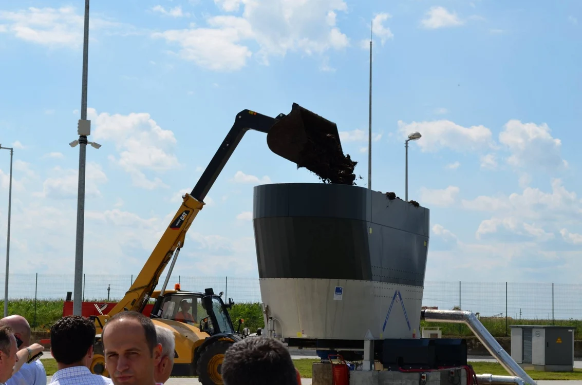 
    Dejecţiile animaliere sunt transformate în biogaz, care devine apoi energie electrică  