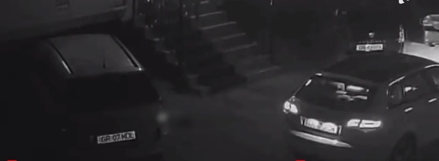 Fetița de doi ani a cazut pe capota unei mașini parcate în fața blocului. FOTO Captură Video 