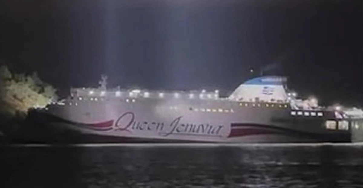 Un feribot cu peste 260 de pasageri la bord a eșuat în Coreea de Sud, după ce s-a lovit de o insulă stâncoasă. Cinci persoane au fost rănite