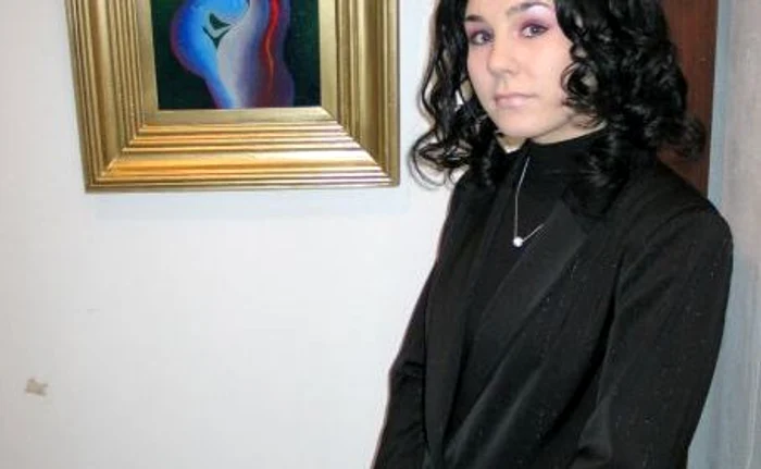 Ilinca Gânju la vernisajul unei expoziţii de pictură