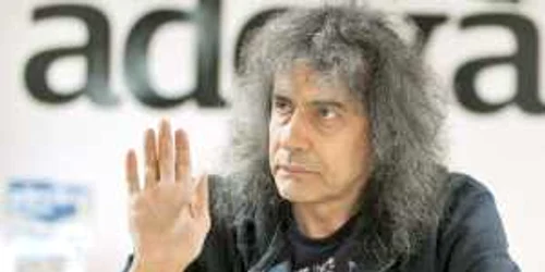 Cristi Minculescu  a fost solistul trupei Iris  timp de 32 de ani   