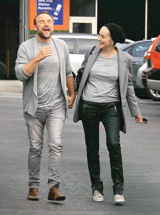 
    Actorii Sharon Stone  şi David DeLuise se  comportă deja ca  doi îndrăgostiţifoto: Guliver/splashnews  