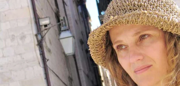 Lia Bugnar (42 de ani)  este actriţă, dramaturg, regizor de teatru şi scenarist