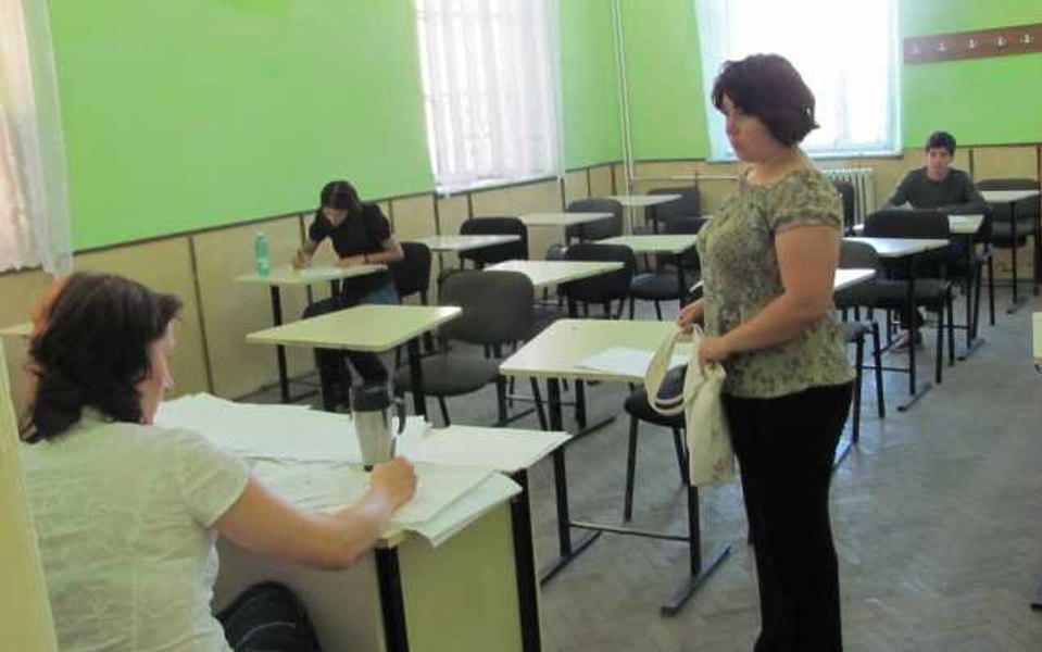 Bacalaureat 2024, proba la Limba română. Zeci de elevi, ținuți două ore în plus în sălile de examen. Ce s-a întâmplat, de fapt