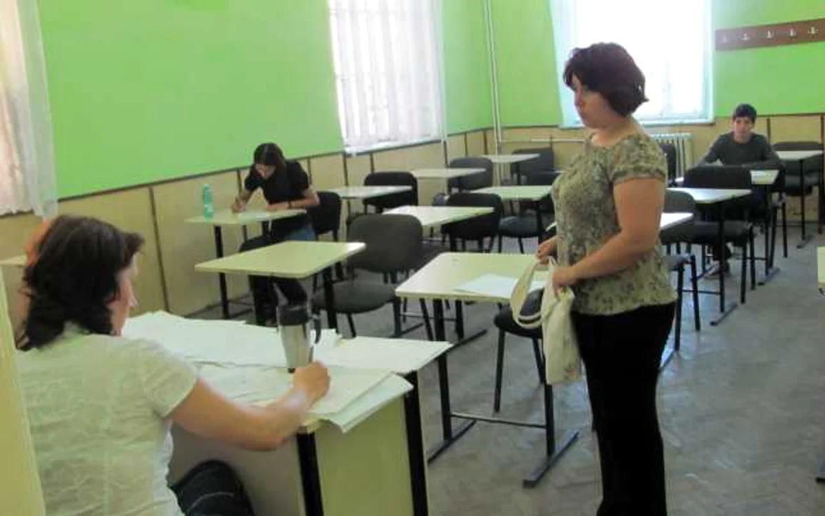 elevi care dau examen de bacalaureat jpeg