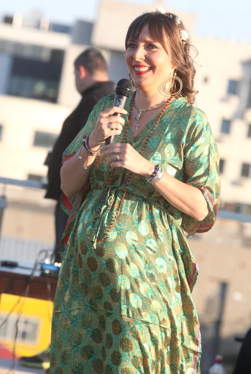 Roxana a purtat o rochie lejeră, care s-a mulat pe burtică din cauza vântului