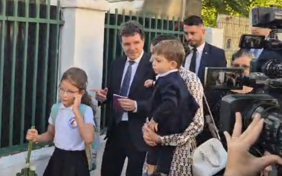 Nicușor Dan și-a dus fetița la școală în prima zi de școală. De ce nu a participat la deschiderea anului școlar